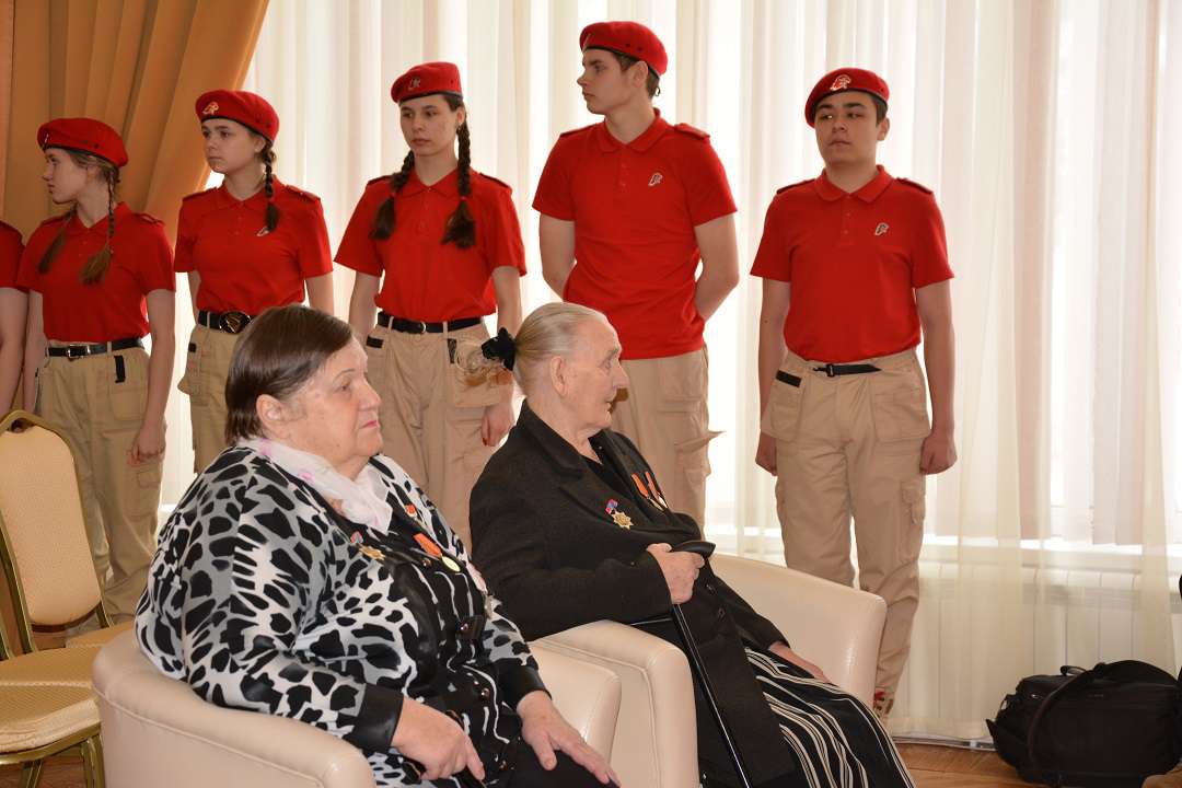 Заместитель Председателя Правительства РФ вручил колымским ветеранам юбилейные медали