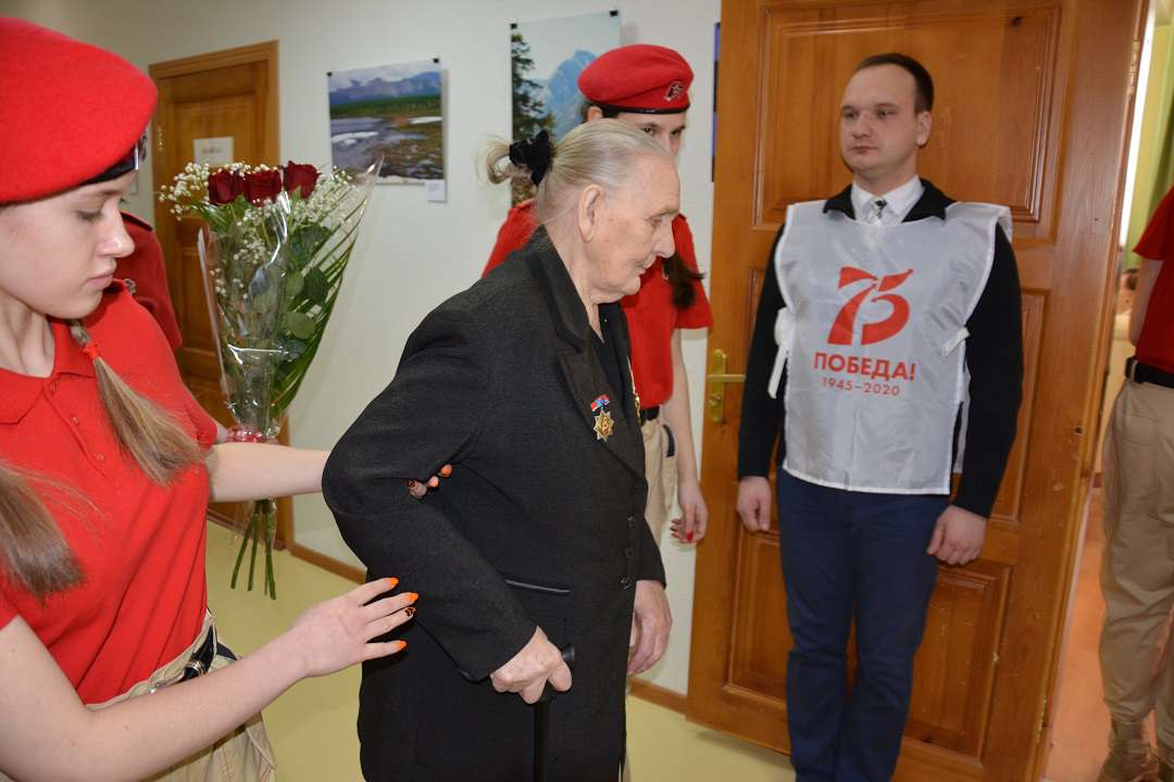 Заместитель Председателя Правительства РФ вручил колымским ветеранам юбилейные медали